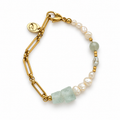 Prasiolite Muse Armband mit grünen Prasiolith-Rohsteinen, Süßwasserperlen und goldener Gliederkette – Visualisierung auf weißem Hintergrund