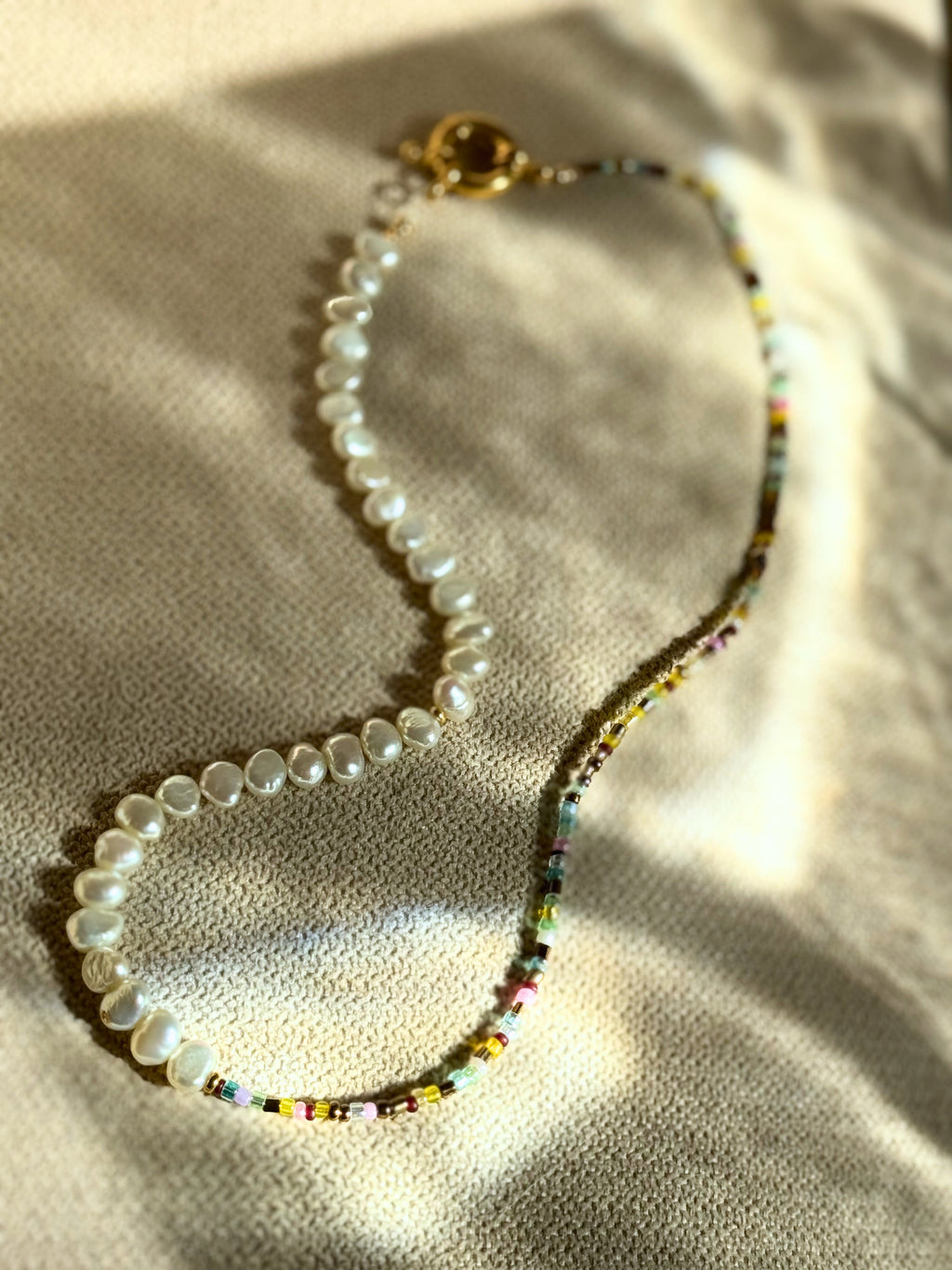 Prism Pearl – Zweiseitige Süßwasserperlenkette mit Regenbogen-Glasperlen