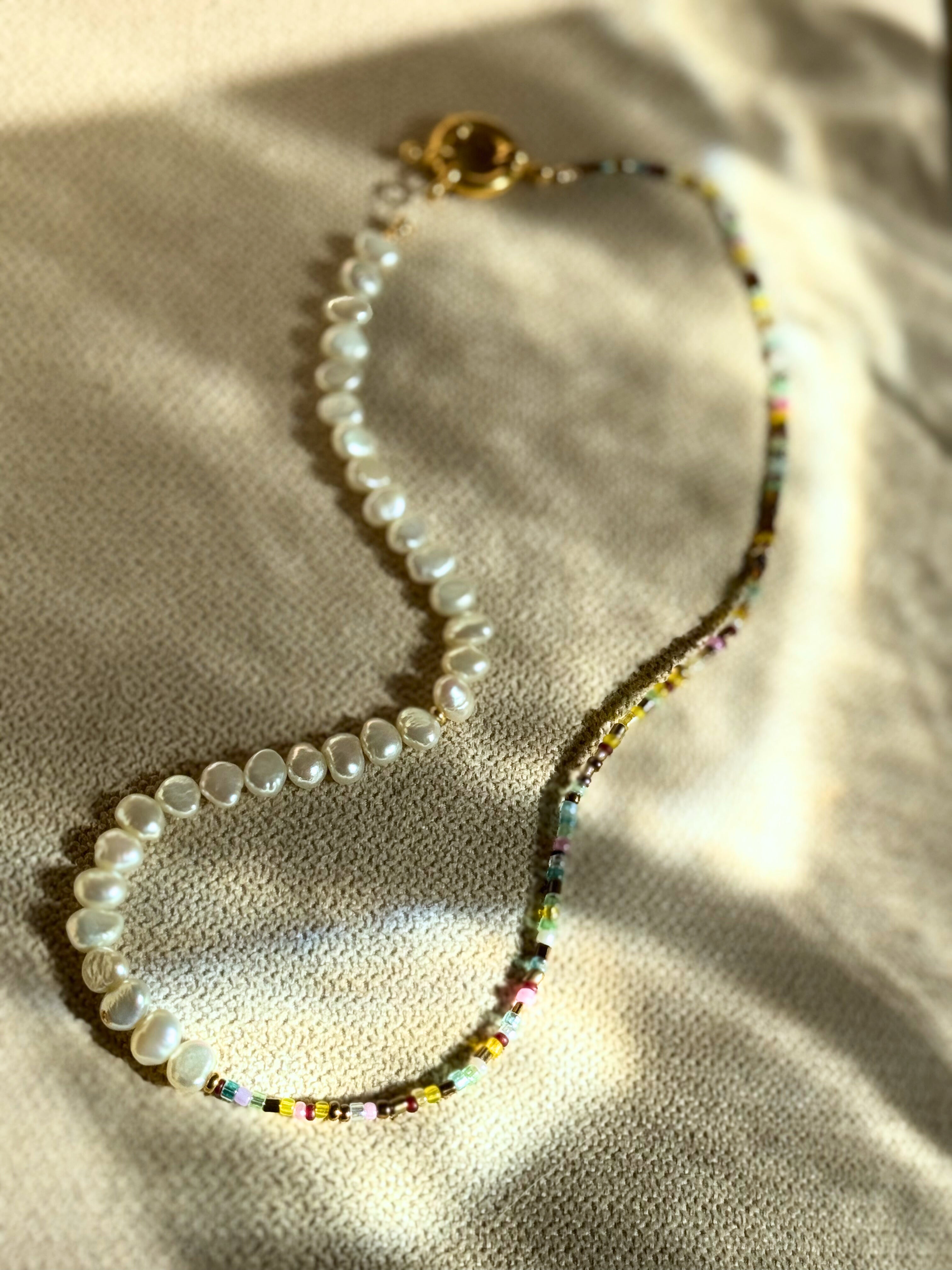 Prism Pearl – Zweiseitige Süßwasserperlenkette mit Regenbogen-Glasperlen