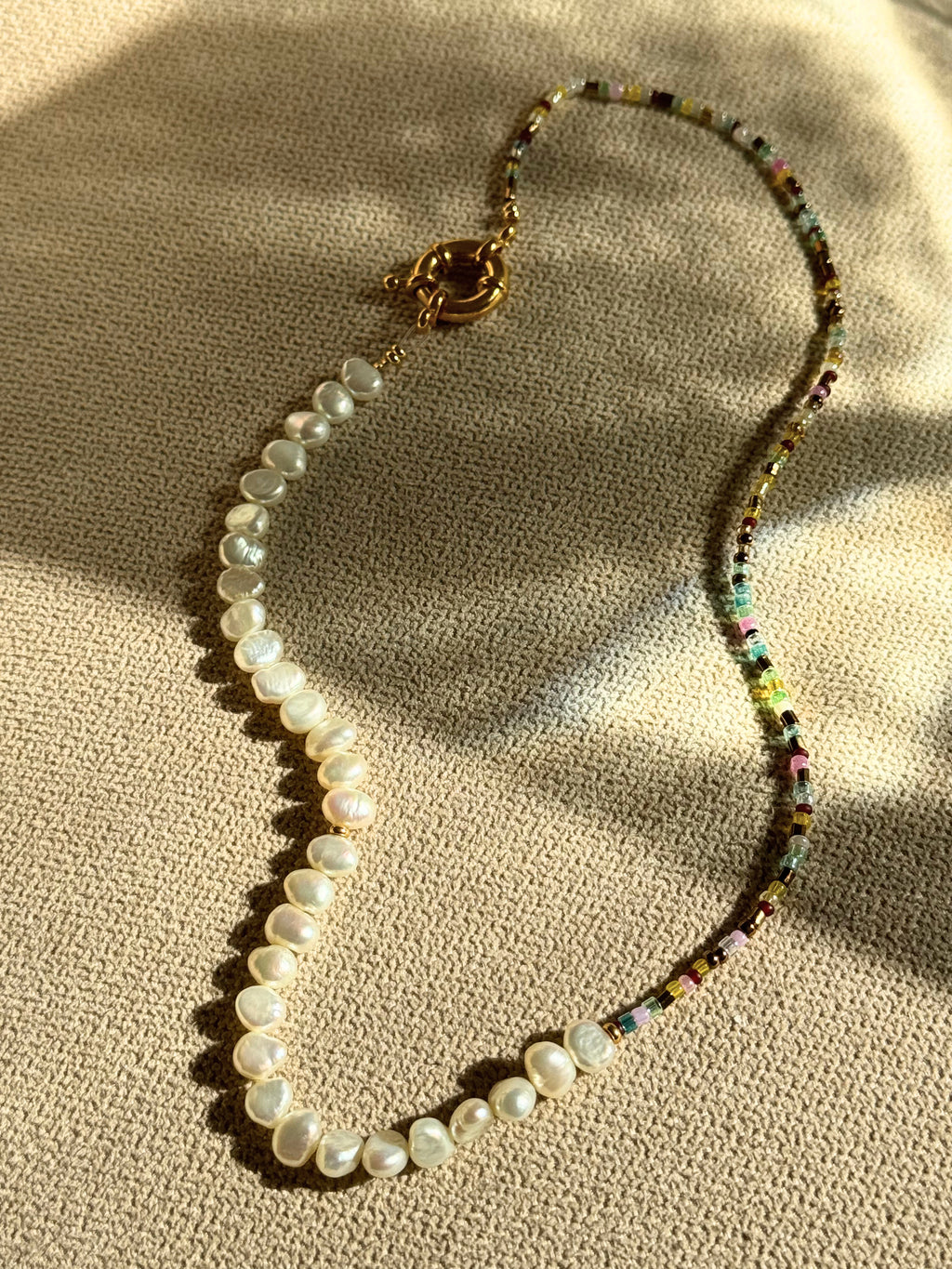 Prism Pearl – Zweiseitige Süßwasserperlenkette mit Regenbogen-Glasperlen