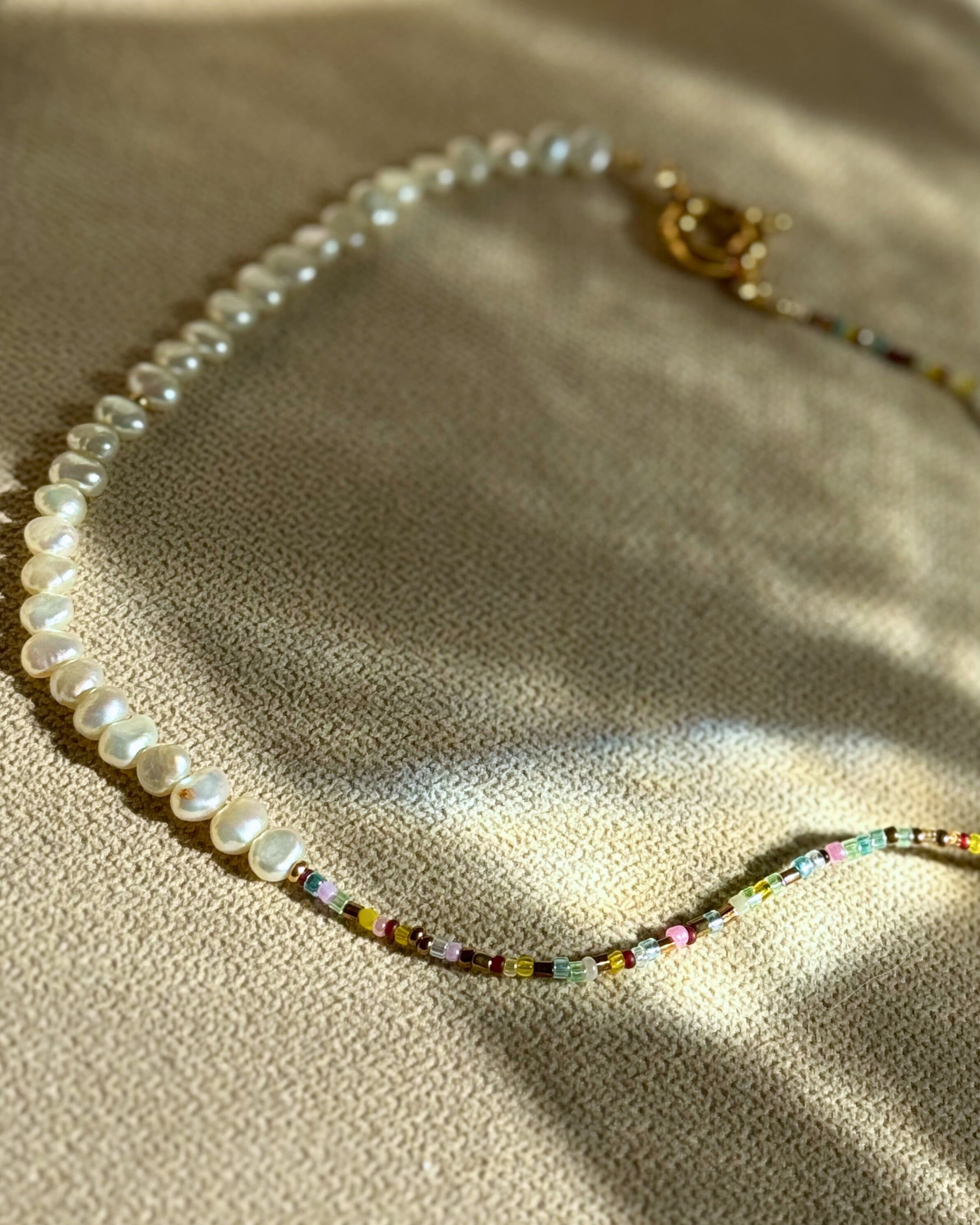 Prism Pearl – Zweiseitige Süßwasserperlenkette mit Regenbogen-Glasperlen