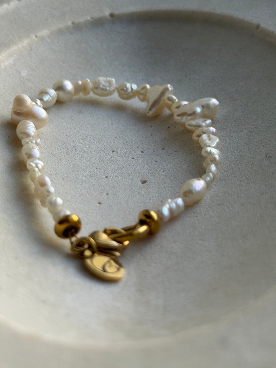Pure Paradise Perlenarmband mit Goldakzent – Produktfoto 7