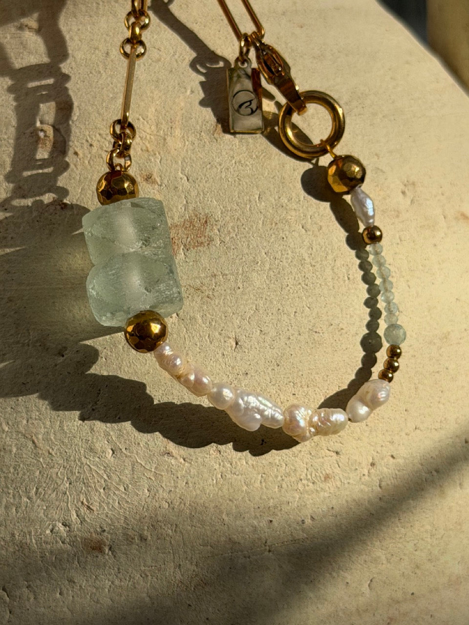 Raw Éclat Armband mit naturbelassenen Prasiolith-Rohsteinen – Produktfoto 1