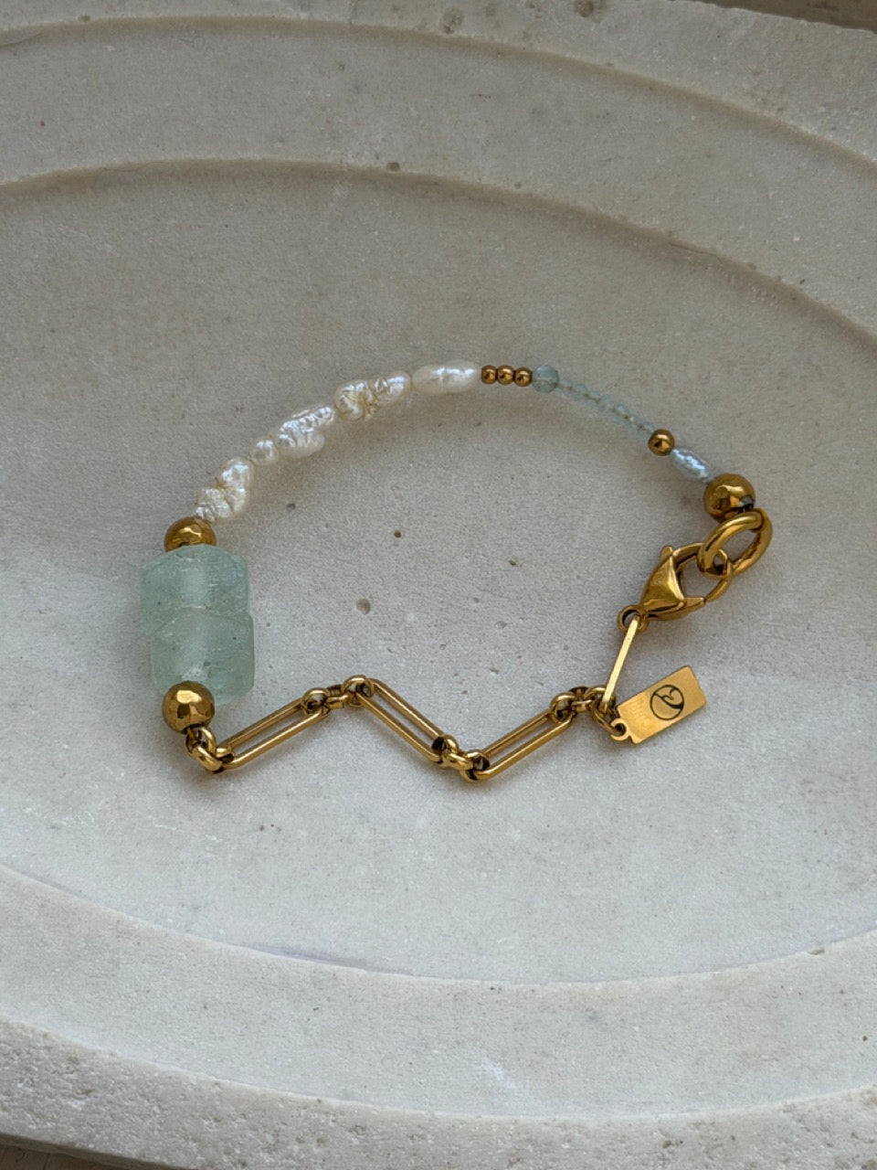 Raw Éclat Armband mit hellblauen facettierten Perlen – Produktfoto 2
