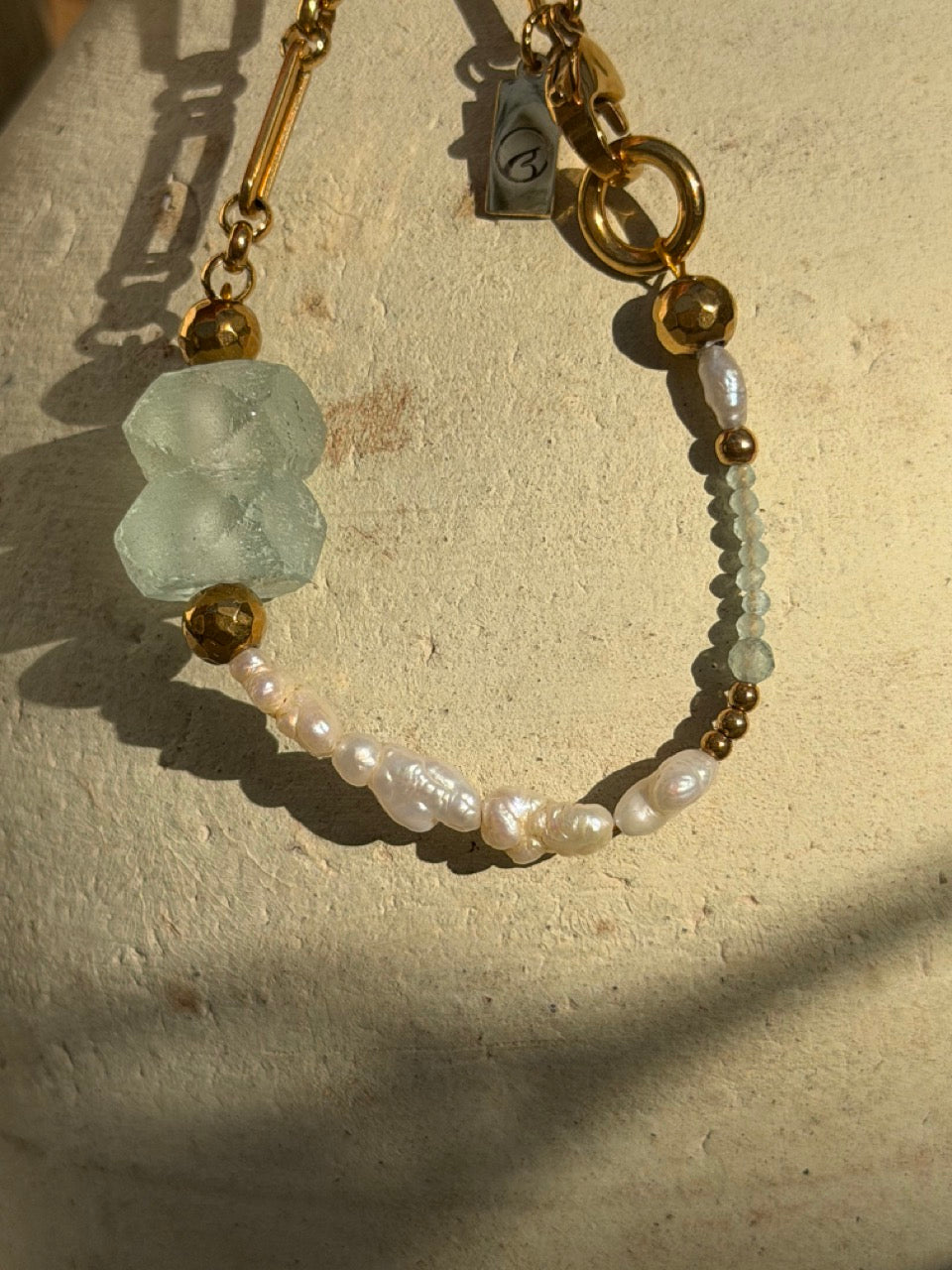 Raw Éclat Edelsteinarmband mit vergoldeter Gliederkette – Produktfoto 3
