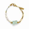 Raw Éclat Armband mit Prasiolith-Rohsteinen, Süßwasserperlen und goldener Gliederkette – Visualisierung auf weißem Hintergrund