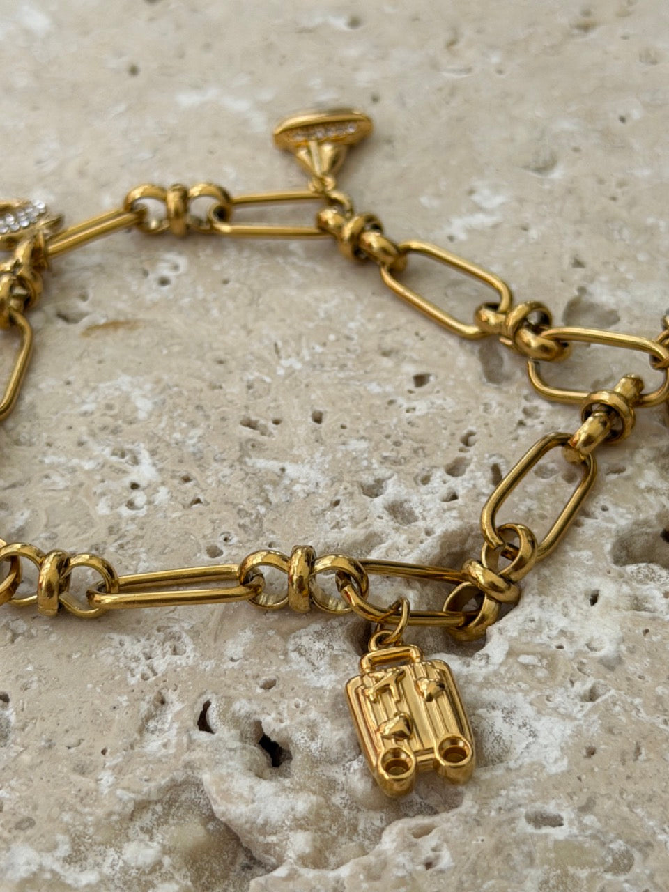 Reisekoffer Anhänger Gold – Vintage Reise Charm | 18K Echtgold plattiert
