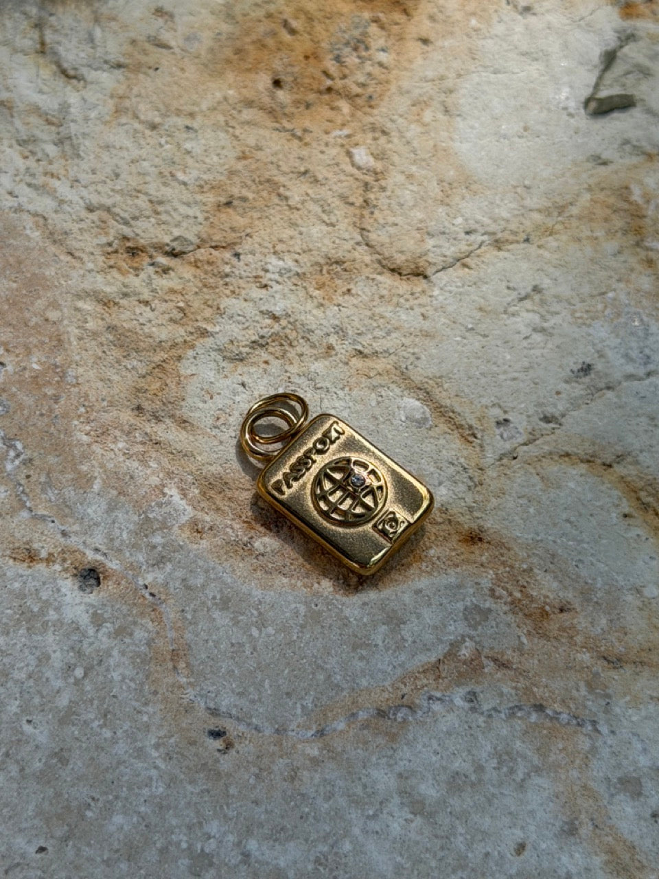 Reisepass Anhänger Gold – Beidseitiger Reise Charm | 18K vergoldet