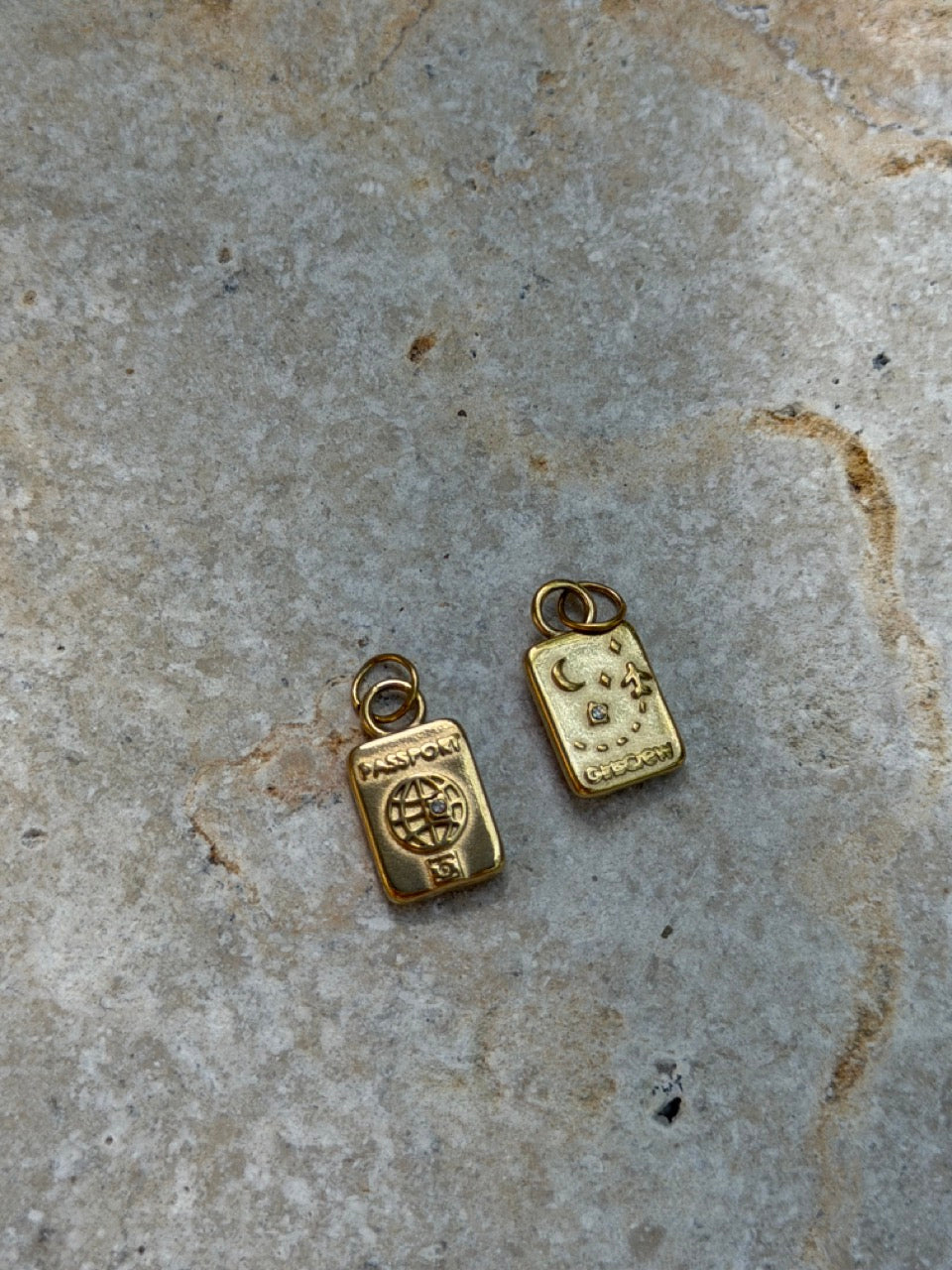 Reisepass Anhänger Gold – Beidseitiger Reise Charm | 18K vergoldet
