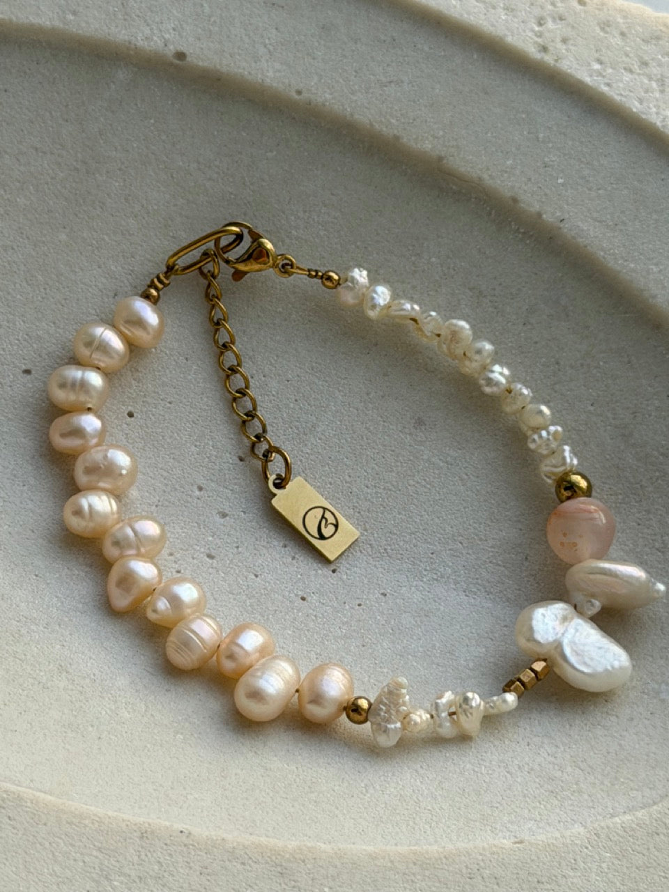 Rosebud Perlenarmband mit 18K vergoldeter Verlängerungskette – Produktfoto 3
