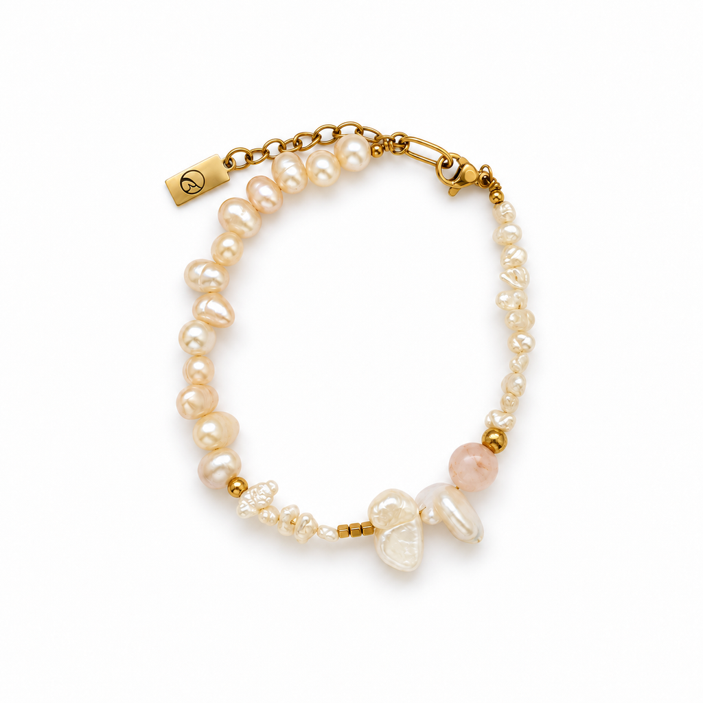 Rosebud Armband mit roséfarbenen Süßwasserperlen, rosa Achat und goldenen Details – Visualisierung auf weißem Hintergrund