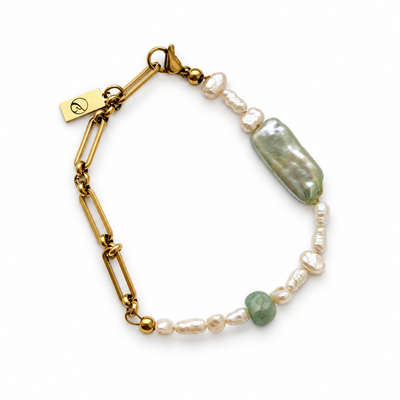 Sage Doublé Armband mit Süßwasserperlen, salbeigrüner Barockperle und grünem Aventurin an vergoldeter Gliederkette – Visualisierung auf weißem Hintergrund