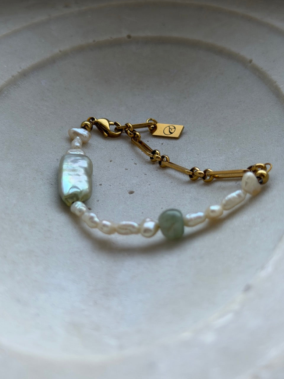 Sage Doublé Armband aus Süßwasserperlen und Aventurin, 18K vergoldet – Produktfoto 1