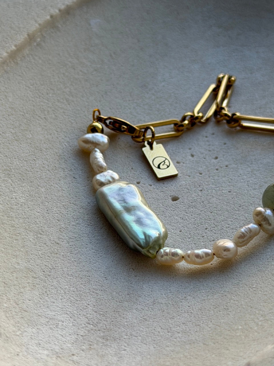 Sage Doublé Armband mit salbeigrüner Barock-Süßwasserperle – Produktfoto 2