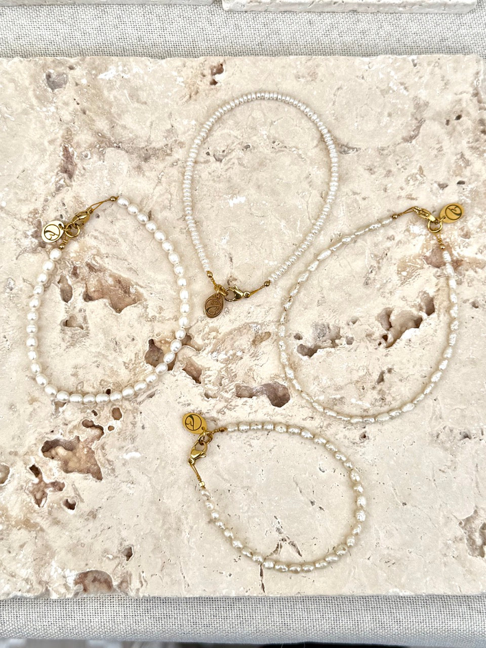 Süßwasserperlen Armband PURE Gold – Personalisierbar in Länge, Farbe & Verschluss