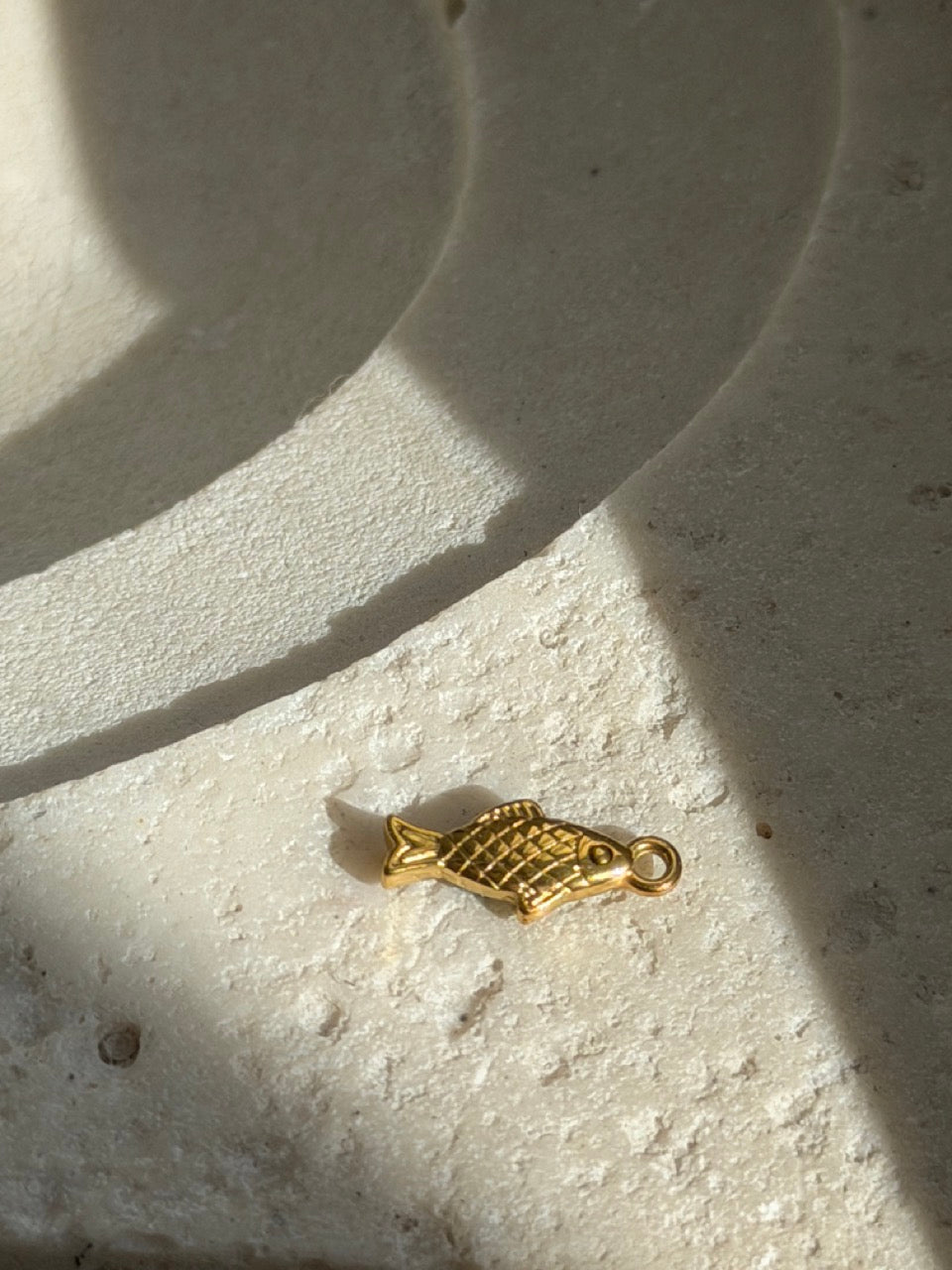 Fisch-Charm Anhänger Gold – Schlanker Fisch mit blauer Zirkonia