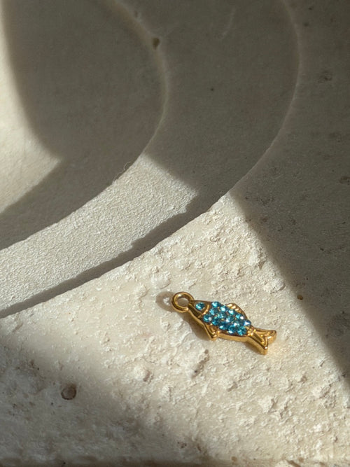 Fisch-Charm Anhänger Gold – Schlanker Fisch mit blauer Zirkonia