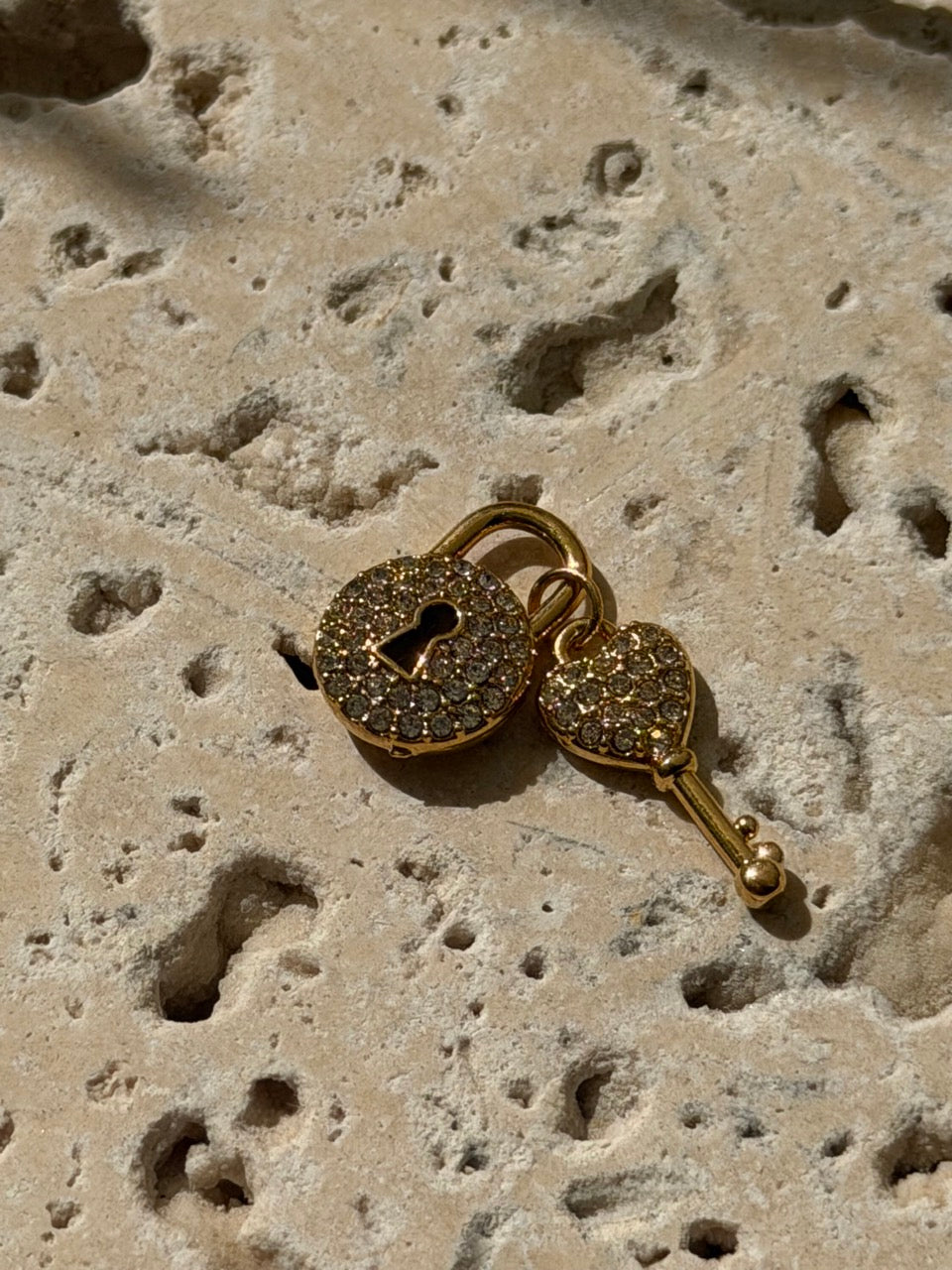 Schloss & Schlüssel-Charm mit Zirkonia | Edelstahl 18K vergoldet