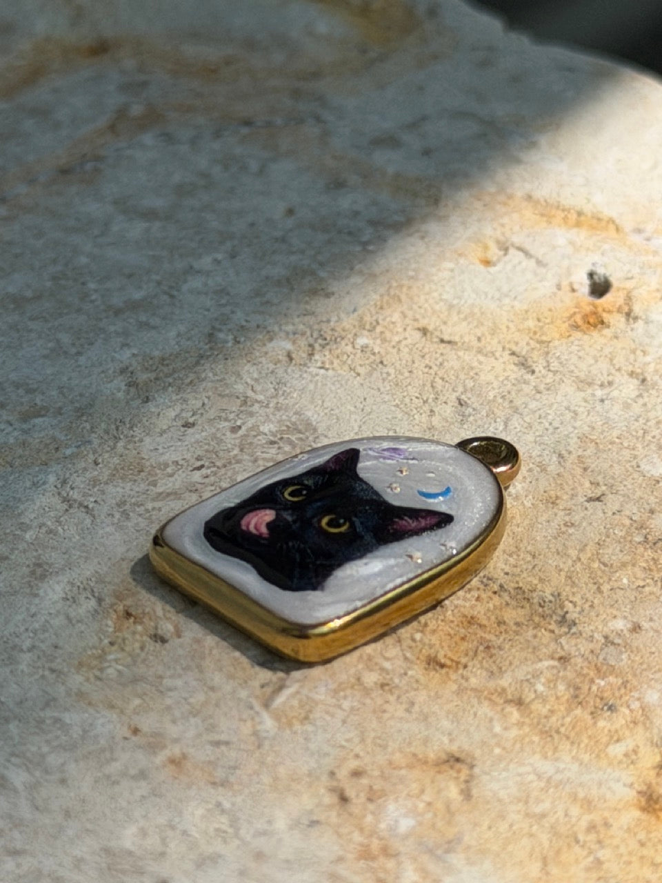Medaillon Kettenanhänger schwarze Katze – Halbe Ellipse | 18K vergoldet