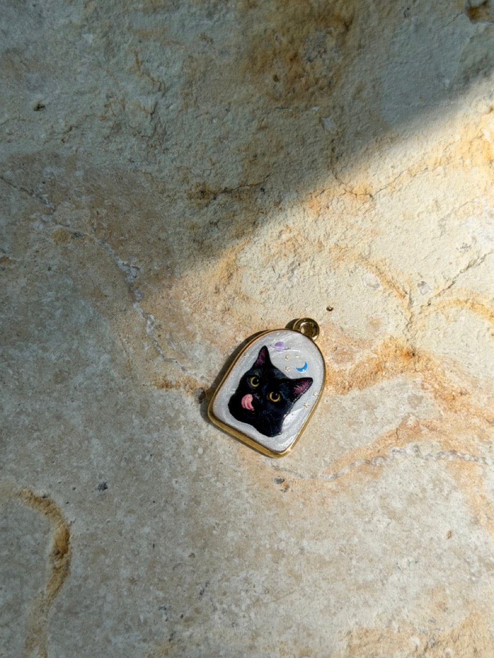 Medaillon Kettenanhänger schwarze Katze – Halbe Ellipse | 18K vergoldet