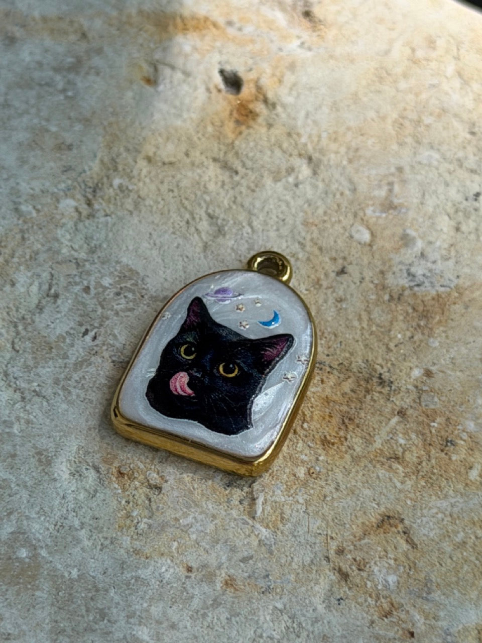 Medaillon Kettenanhänger schwarze Katze – Halbe Ellipse | 18K vergoldet