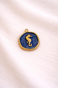 Runder Seepferdchen-Charm mit Emaille dunkelblau | Edelstahl 18K vergoldet