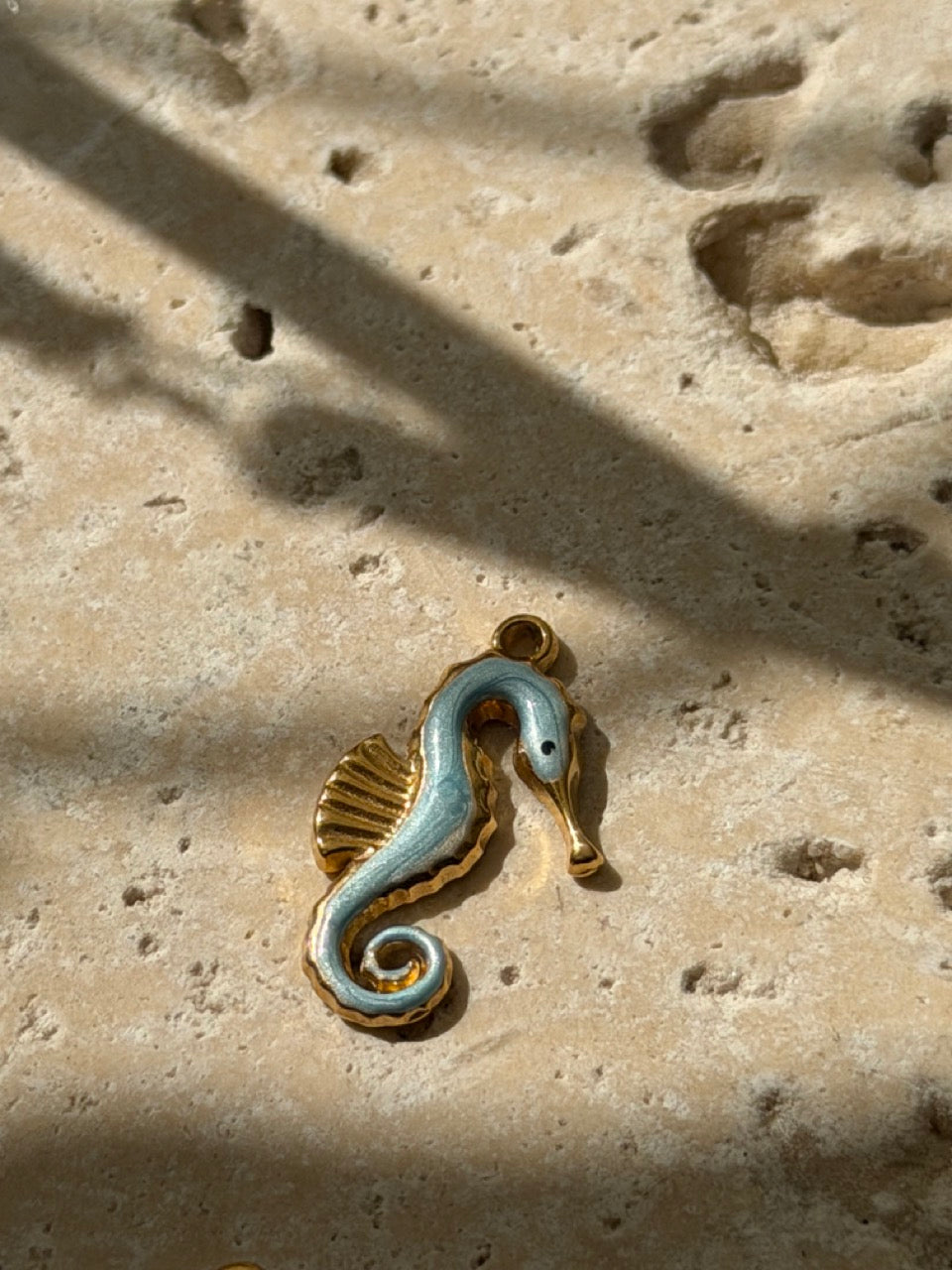 Seepferdchen-Charm in Hellblau mit Emaille | Edelstahl 18K vergoldet