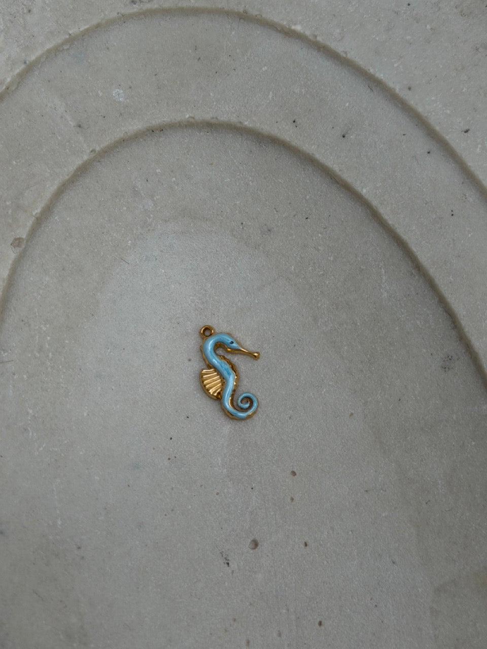 Seepferdchen-Charm hellblau mit Emaille – Maritimer Anhänger | 18K vergoldet