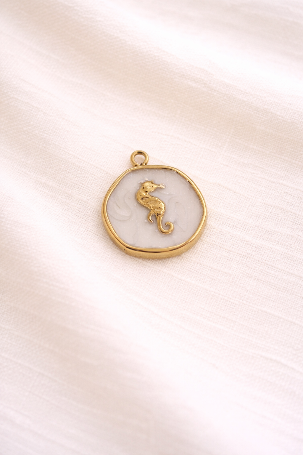 Runder Seepferdchen-Charm mit Emaille | Edelstahl 18K vergoldet