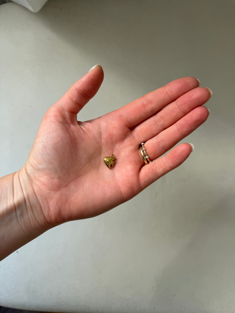 Fächerfisch-Charm Anhänger Gold – Fächerfisch mit türkiser Zirkonia