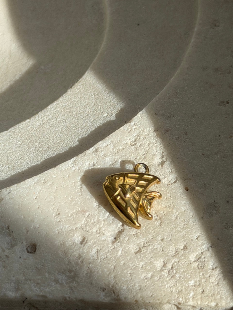 Fächerfisch-Charm Anhänger Gold – Fächerfisch mit türkiser Zirkonia