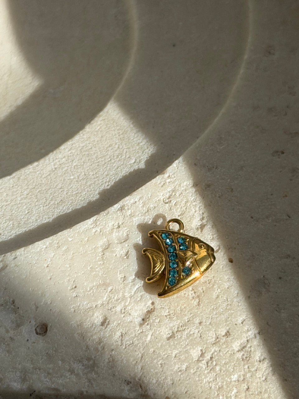 Fächerfisch-Charm Anhänger Gold – Fächerfisch mit türkiser Zirkonia