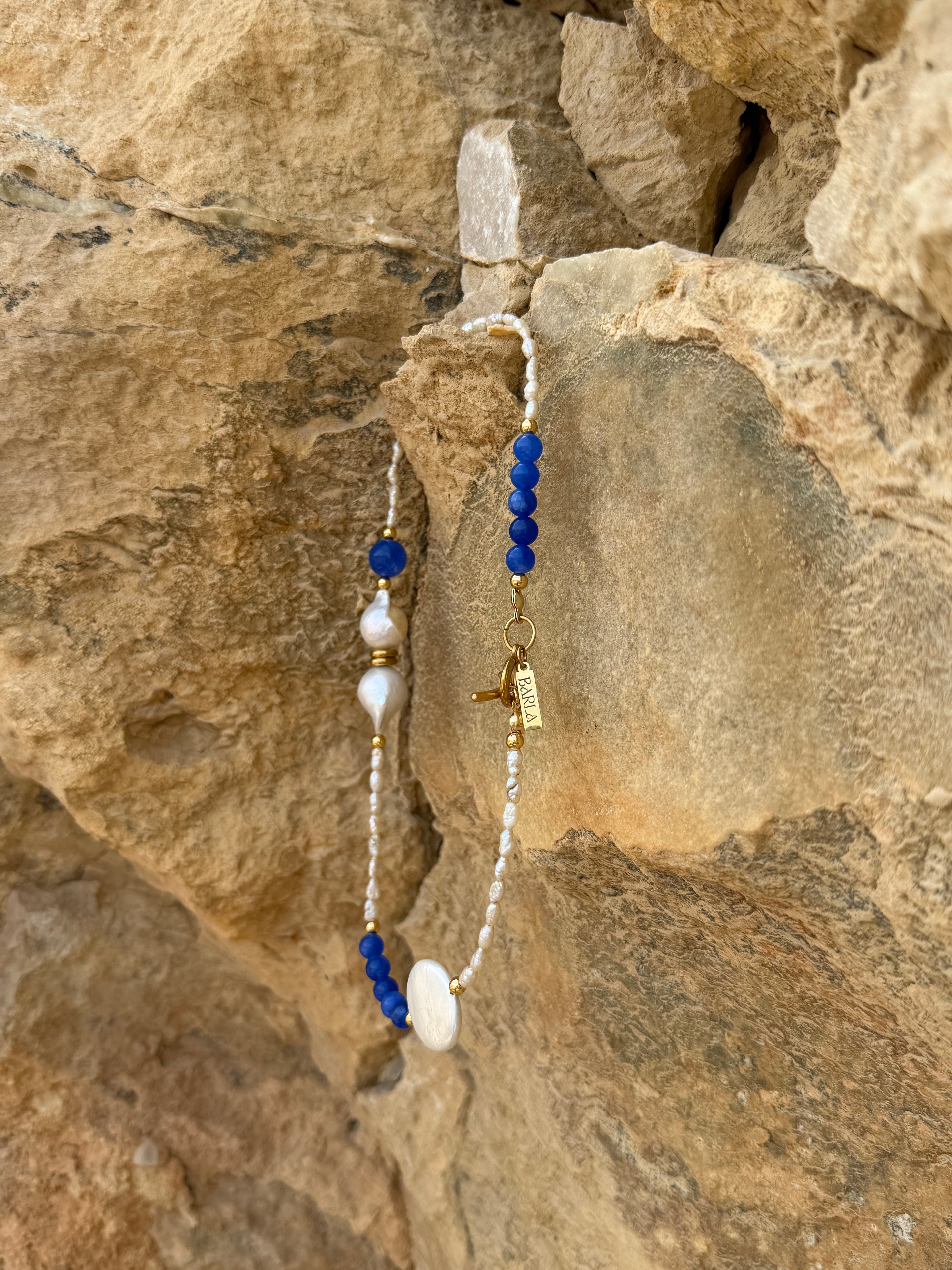 Süßwasserperlenkette Sombra del Mar – Flameball Perlen & blauer Naturstein, Unikat