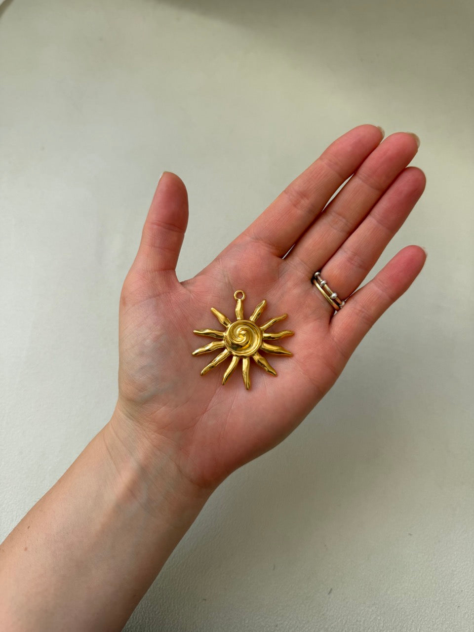Sonnen-Charm Anhänger Gold – Große Sonnen-Spirale | 18K vergoldet