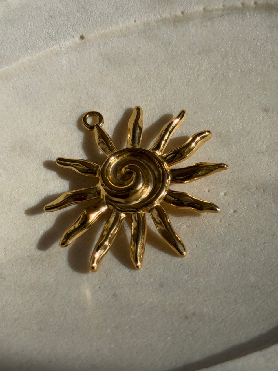Sonnen-Charm Anhänger Gold – Große Sonnen-Spirale | 18K vergoldet