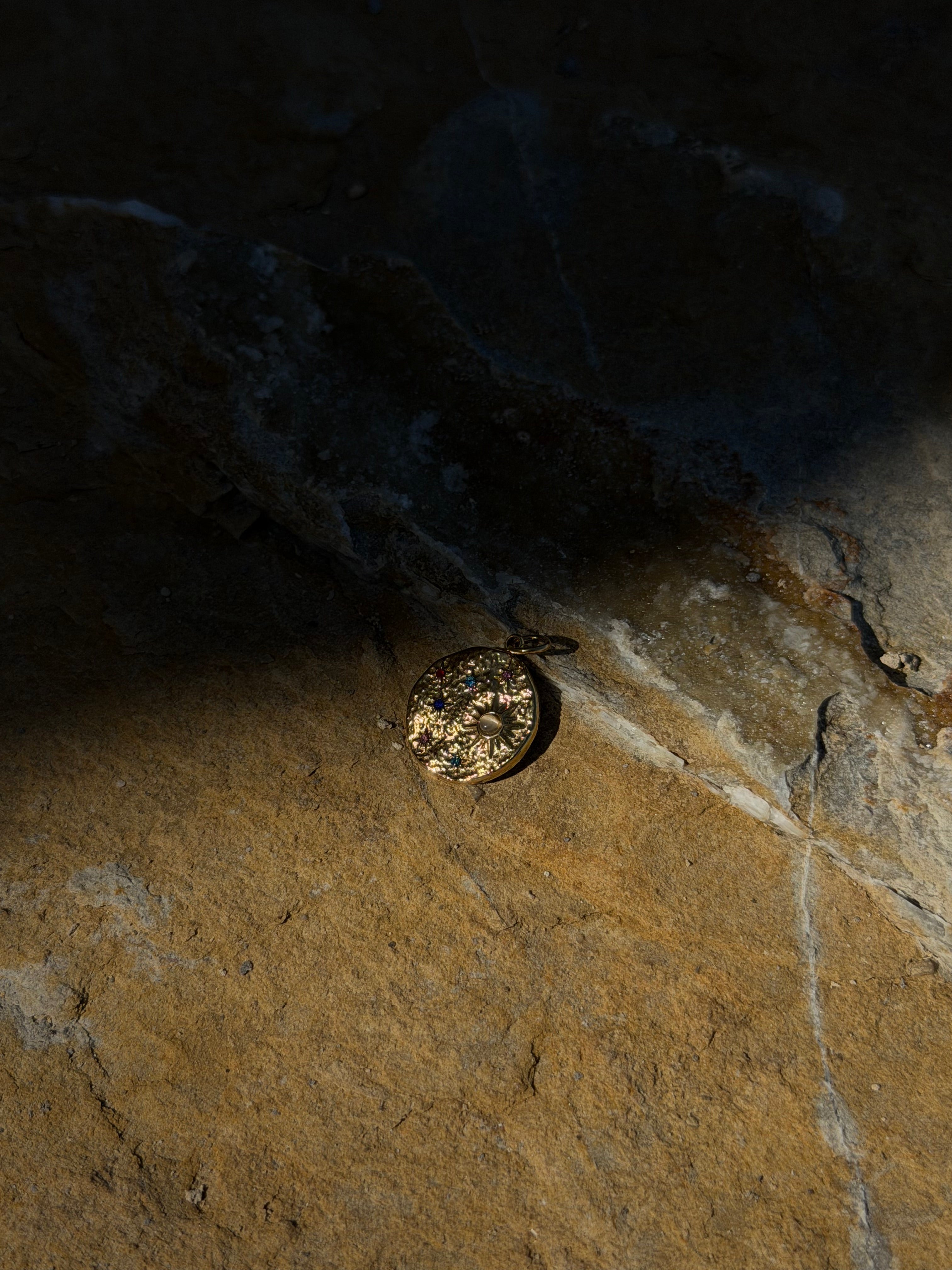 Runder Galaxis Stern-Charm mit bunten Zirkonia, Detailansicht