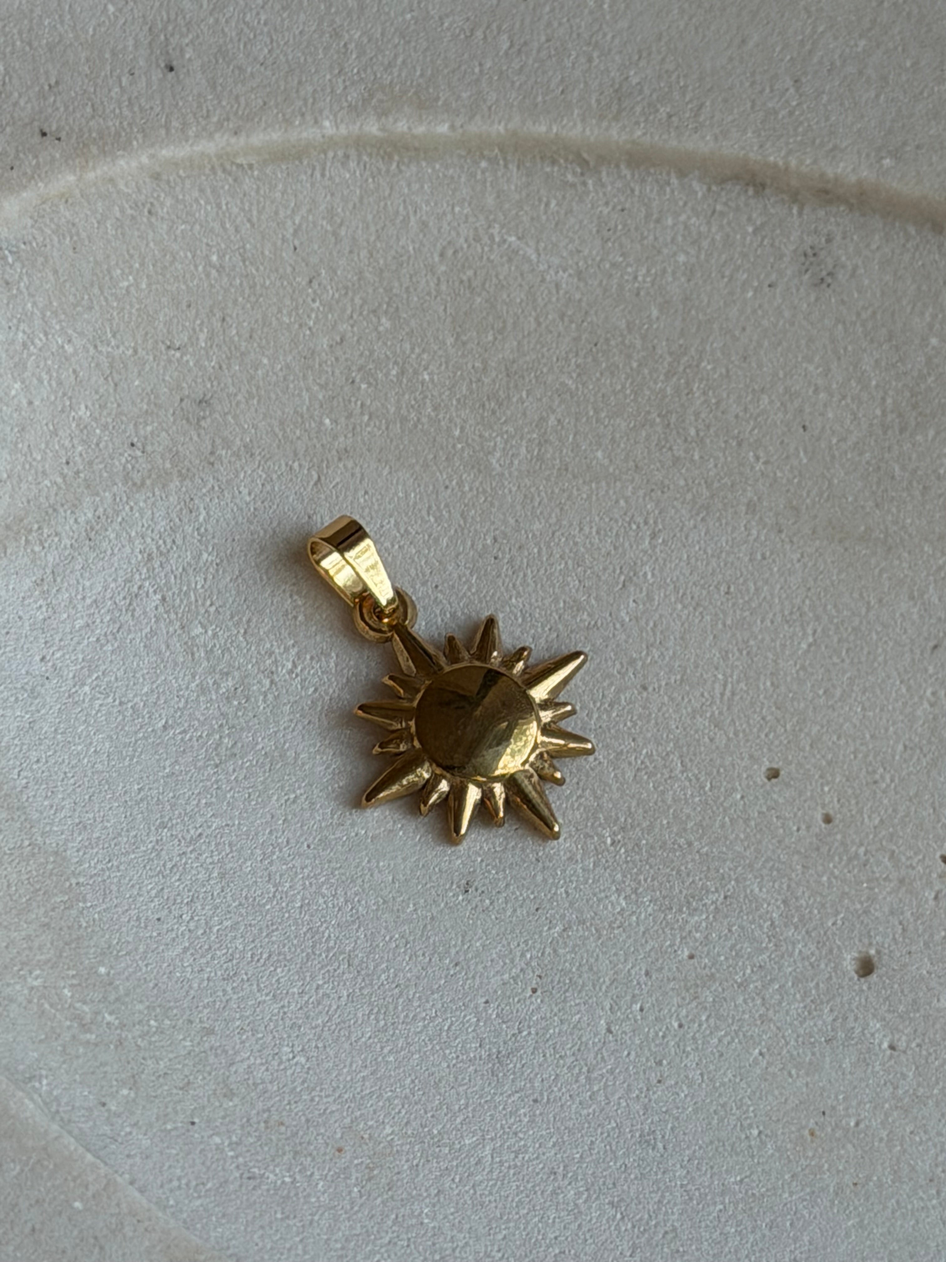 Mittelgrosser Sonnen-Charm | Edelstahl 18K vergoldet