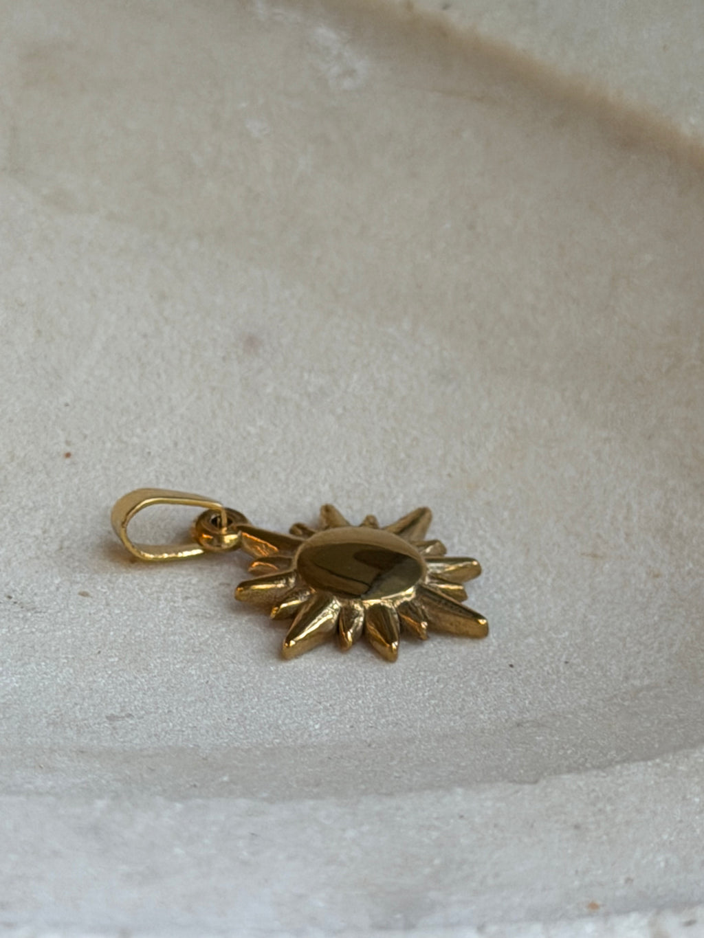 Mittelgrosser Sonnen-Charm | Edelstahl 18K vergoldet