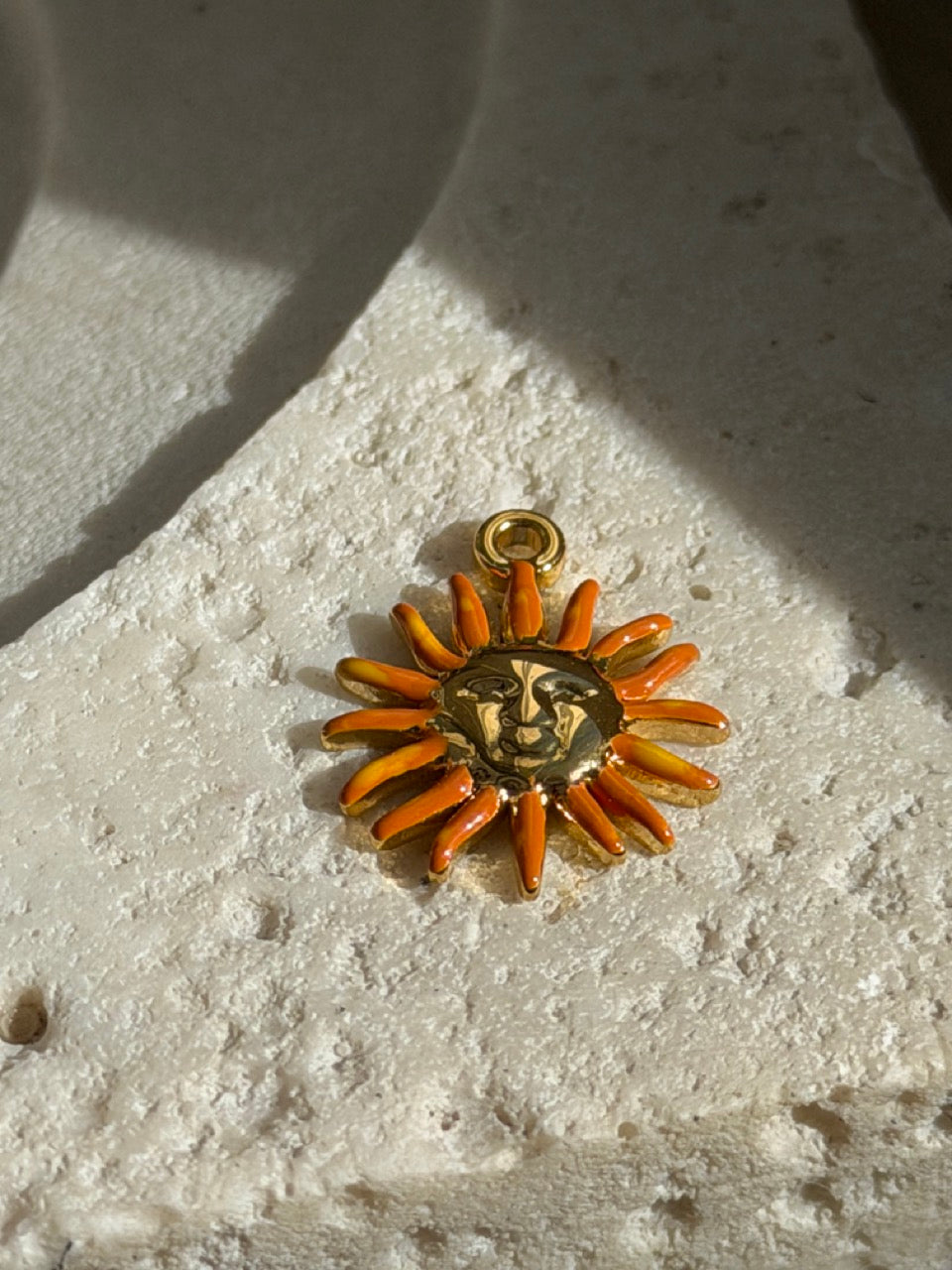 Sonnengesicht-Charm Anhänger Gold – Mini Sonne mit oranger Emaille