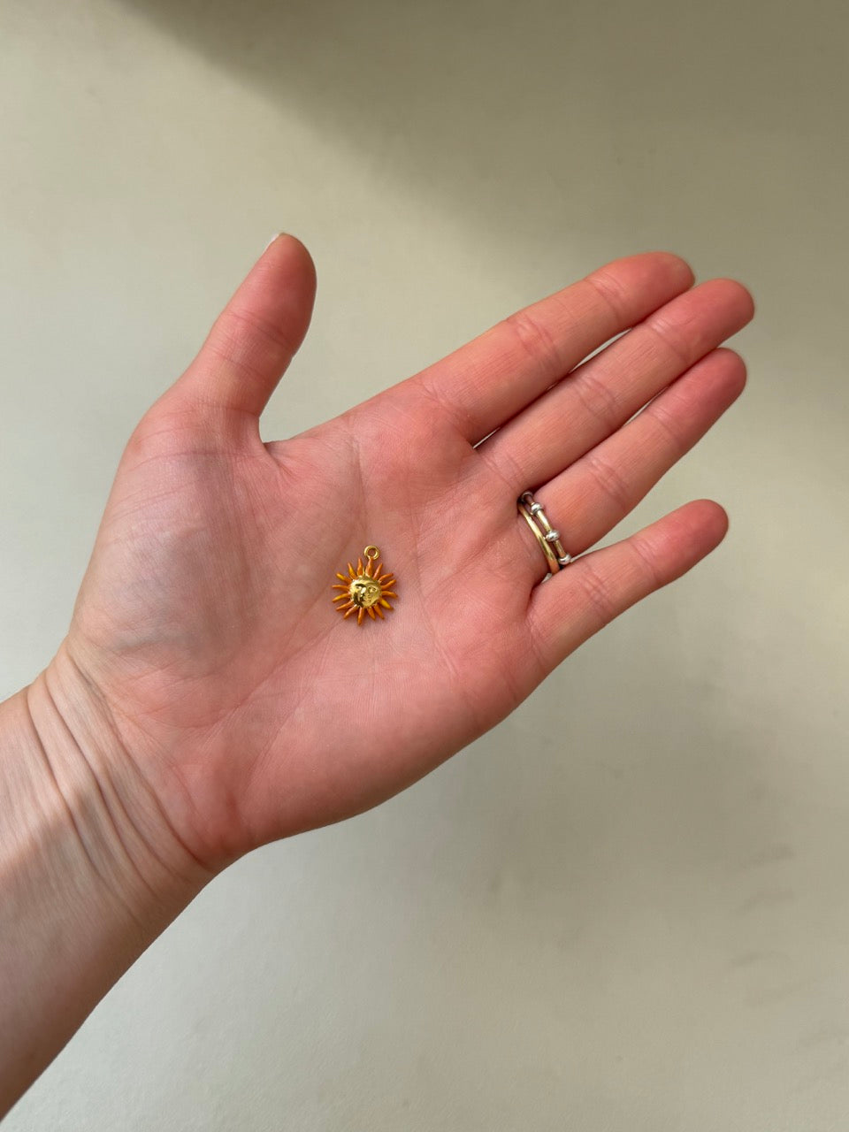 Sonnengesicht-Charm Anhänger Gold – Mini Sonne mit oranger Emaille