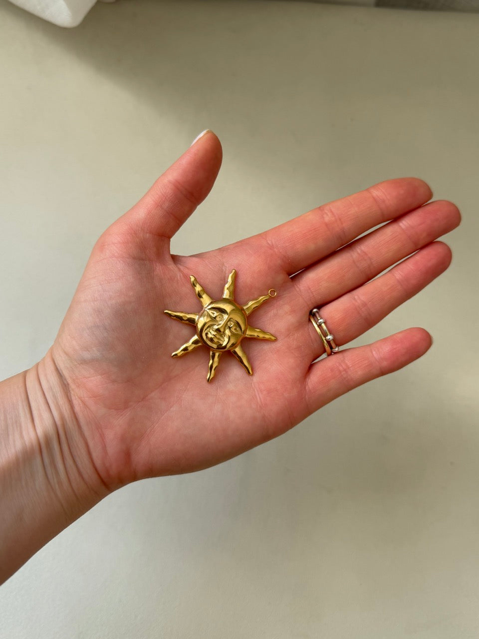 Sonnenmedaillon Anhänger Gold – Große Sonne im XL-Format | 18K vergoldet