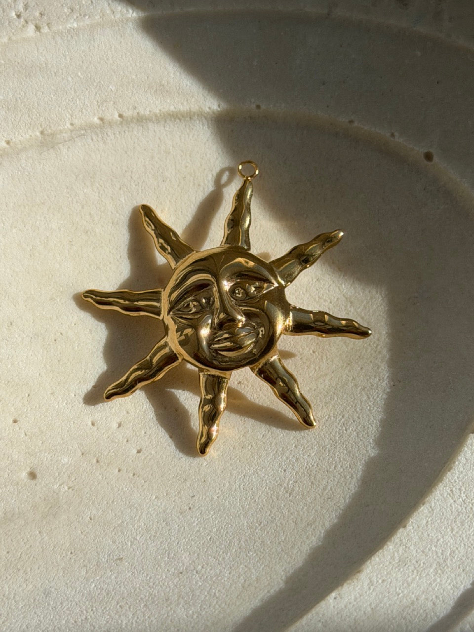 Sonnenmedaillon Anhänger Gold – Große Sonne im XL-Format | 18K vergoldet