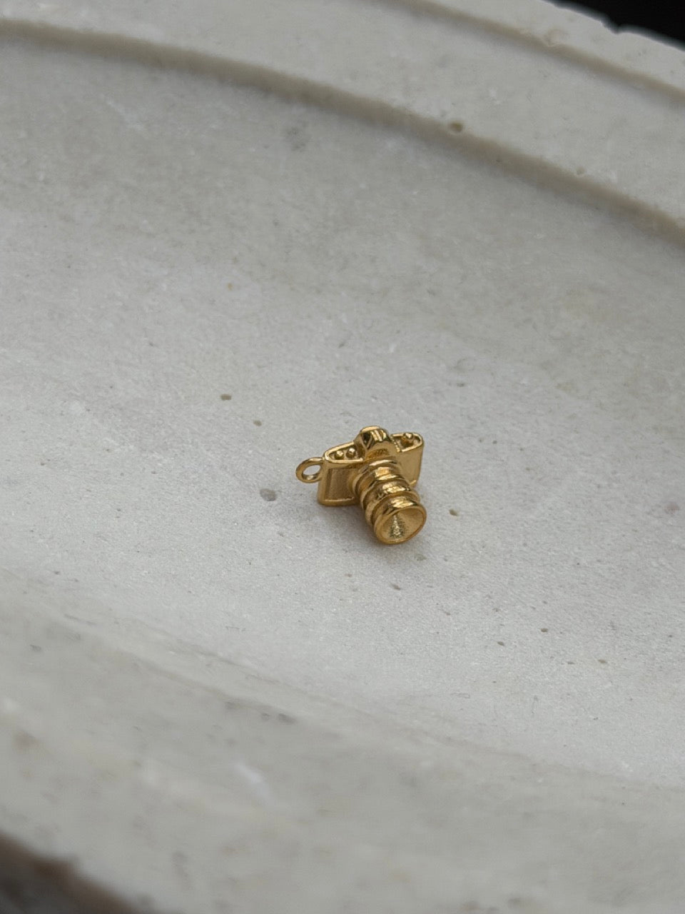 Kamera Anhänger Gold – Spiegelreflex Charm | 18K vergoldet