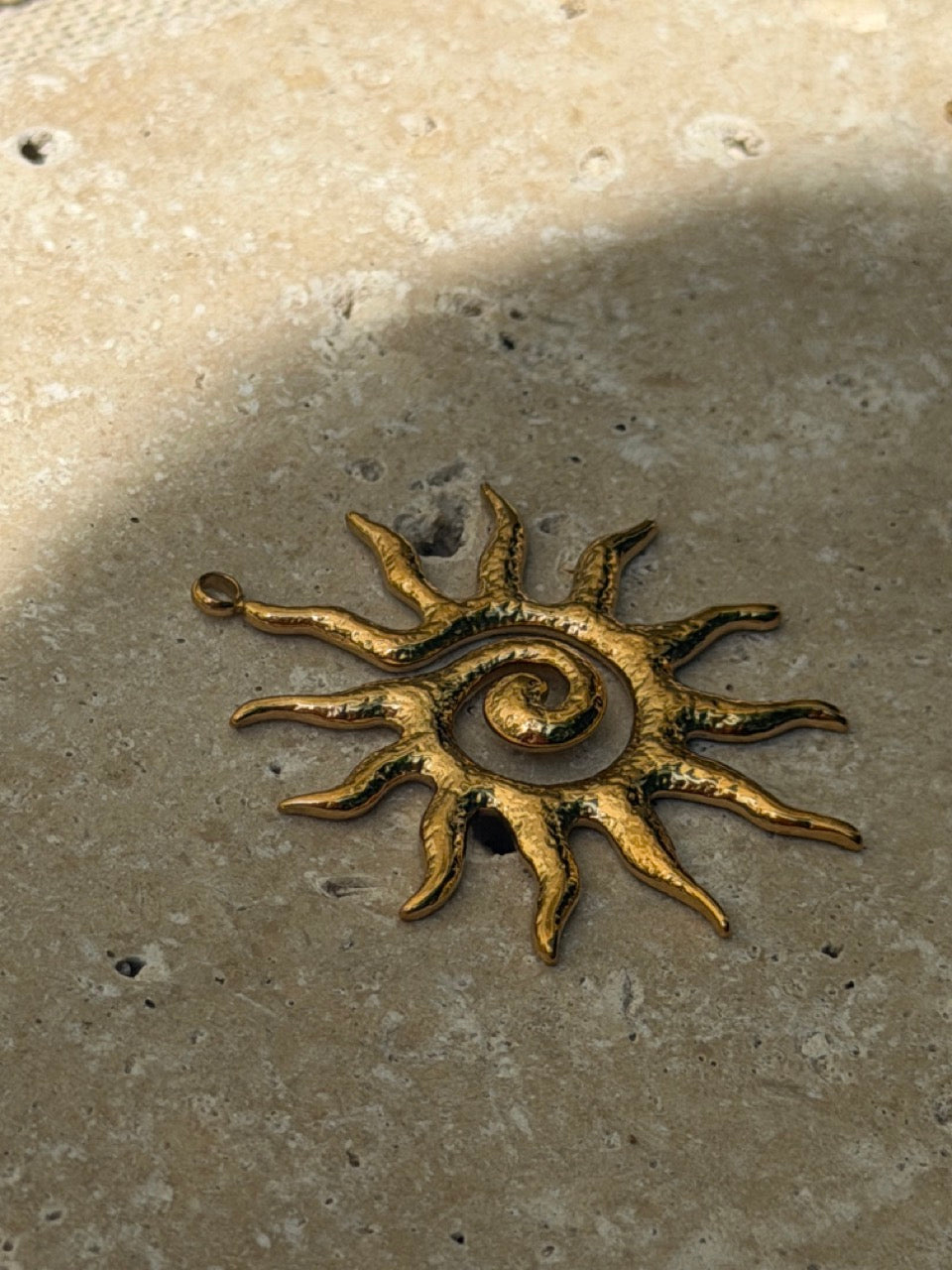 Goldener Spiralsonnen-Anhänger groß | Edelstahl 18K vergoldet