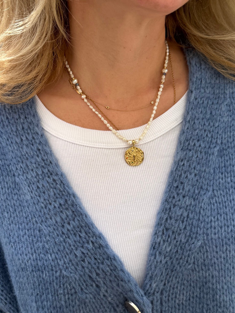 Sternzeichen Charm an Kette getragen