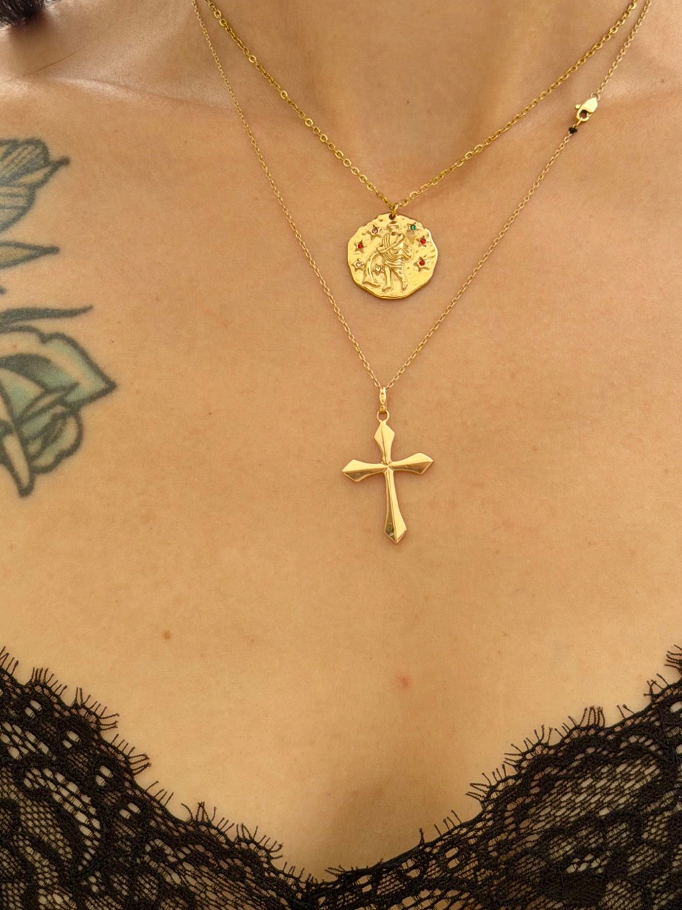 Sternzeichen Charm Gold – Zodiac Anhänger mit bunten Zirkonia | 18K vergoldet