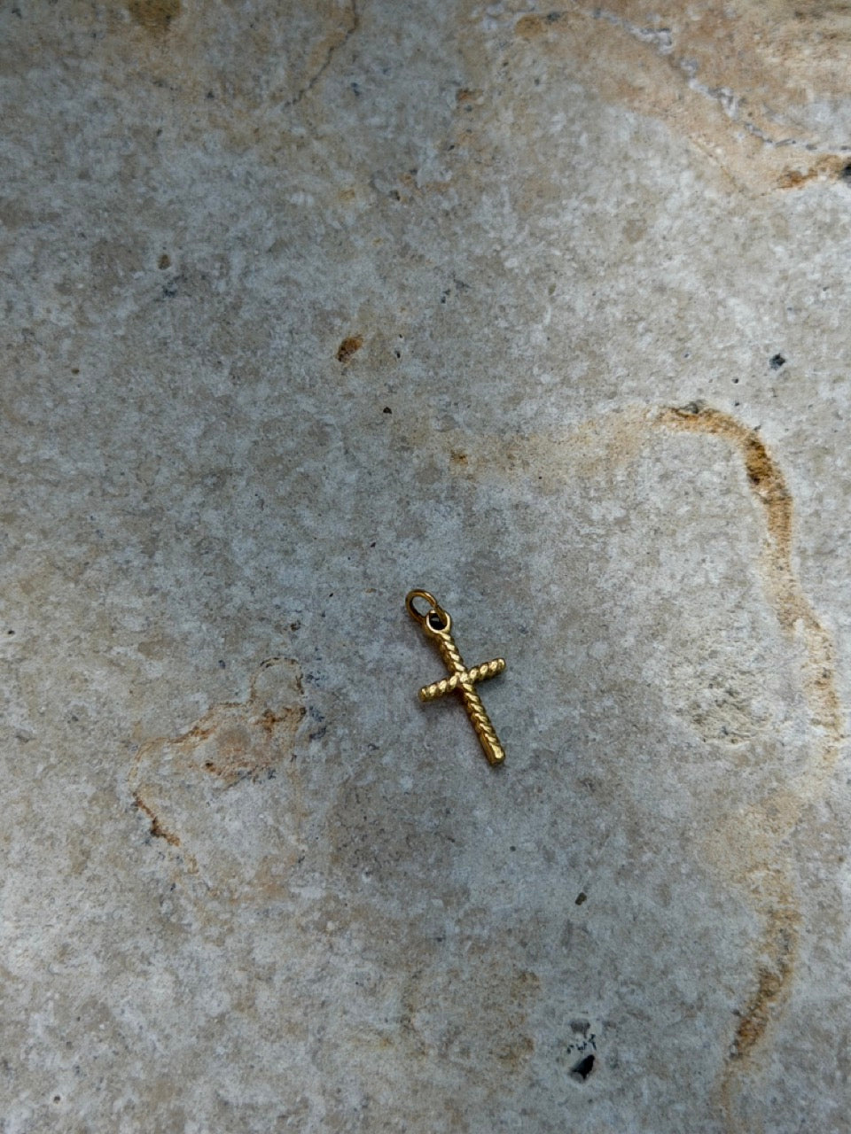 Kreuz Anhänger Gold – Strukturierter Kreuz Charm | 18K vergoldet