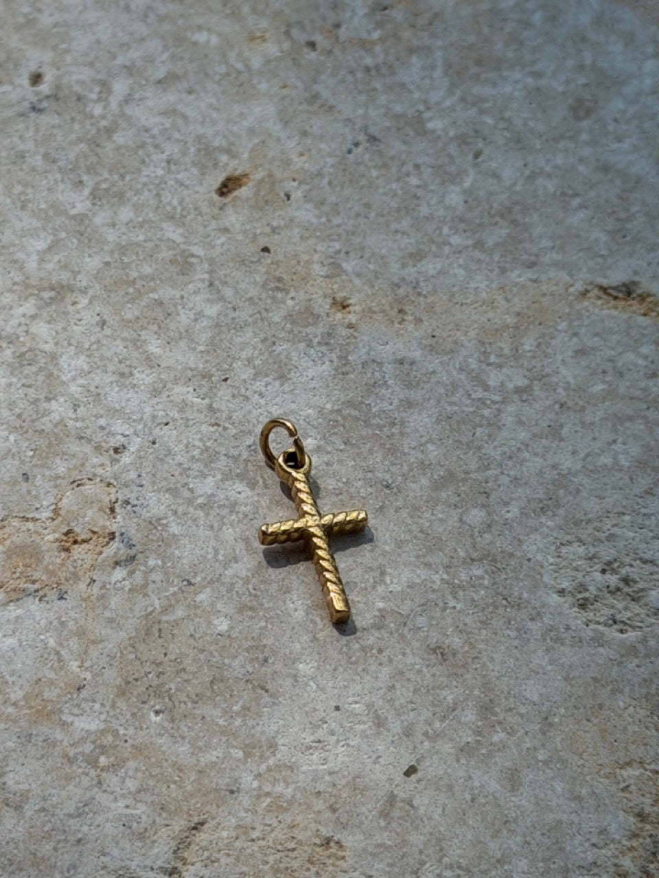 Kreuz Anhänger Gold – Strukturierter Kreuz Charm | 18K vergoldet