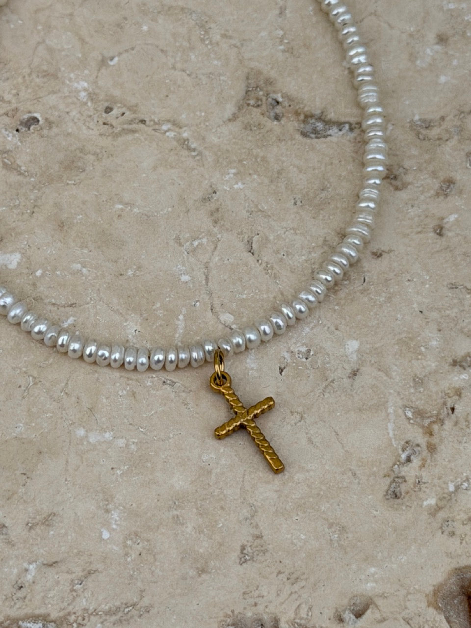 Kreuz Anhänger Gold – Strukturierter Kreuz Charm | 18K vergoldet