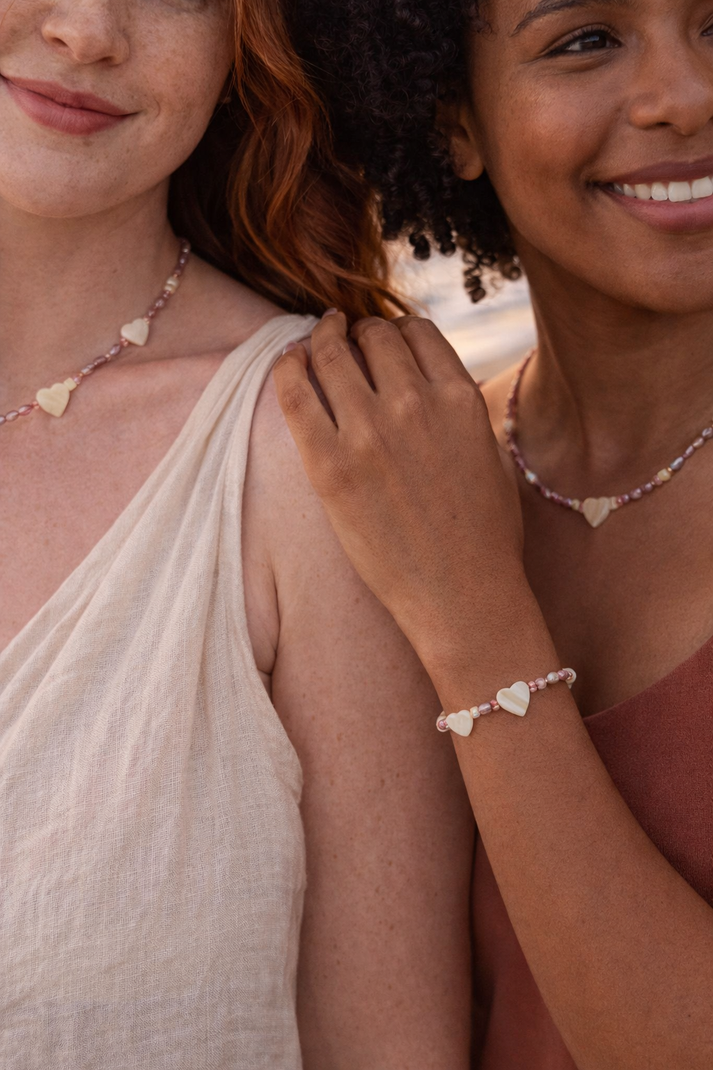 Sweet Medley Geschenkset – Halskette & Armband aus roséfarbenen Süßwasserperlen mit Muschelherzen | Valentinstag & Galentine Geschenk